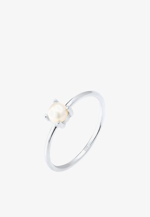 Zilveren ring van sterling zilver met een ronde, off-white parel in een vierpunts zetting. Gladde band met een gepolijst afwerking. Maat niet gespecificeerd.