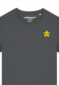 Graues Kurzarm-T-Shirt aus weichem Stoff mit einem pixelierten, gelben Stern, der auf der linken Brust gestickt ist. Einfaches Rundhalsausschnitt-Design.