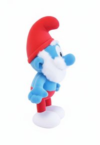 Blauw personage met een ronde lichaamsvorm, rode broek, grote witte schoenen en een hoge rode hoed. Heeft een fluweelachtige witte baard en blauwe gezichtsdetails.