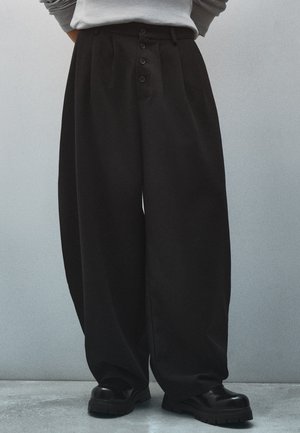 Bershka, BARREL TAILORED TROUSERS WITH VISIBLE BUTTON CLOSURE - Pantalon classique - black