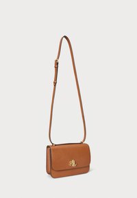 Geantă din piele maro, tip crossbody, cu un finisaj texturat, accesorii aurii și un logo embosat pe față. Inclusă o curea ajustabilă.