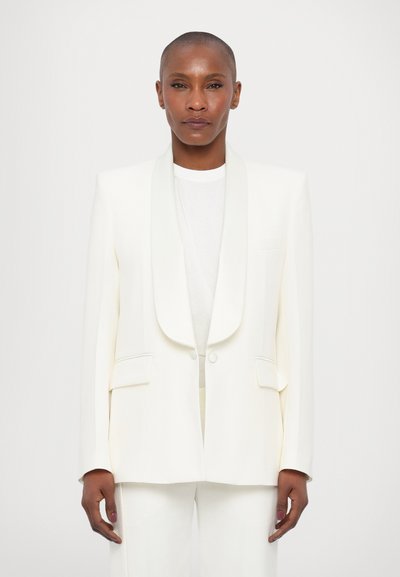Hvid skræddersyet blazer med sjal-lapel, to forlommer og en struktureret silhuet. Glat stof med en afslappet pasform.