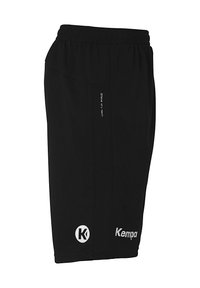 Schwarze Athletikshorts aus leichtem Material, mit einem elastischen Bund und weißem Branding auf der unteren linken Seite.