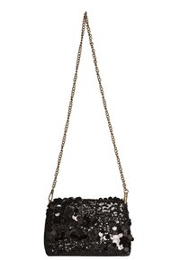 Borsa da sera rettangolare nera ricoperta di paillettes nere lucide con una lunga tracolla dorata.