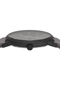 Runde Uhr mit schwarzem Gehäuse und grauem Zifferblatt. Verfügt über minimalistische Stundenmarkierungen, eine Datumsfunktion und ein strukturiertes graues Lederarmband.