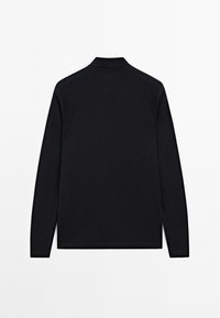 Langärmliger schwarzer Rollkragenpullover flach ausgelegt, von hinten vor einem weißen Hintergrund gezeigt.