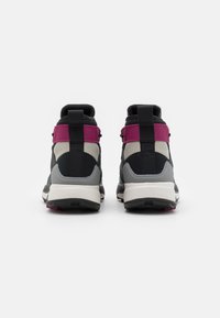 Baskets montantes avec un mélange de gris, noir et fuchsia, une tige en mesh texturé, un col rembourré et une semelle blanche épaisse.