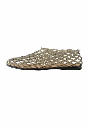 Transparenter Slip-On-Schuh mit offenem Gitterdesign und flacher schwarzer Sohle, der einen minimalistischen und atmungsaktiven Stil zeigt.