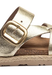 Goldene Leder-Sandale mit strukturiertem Finish, ausgestattet mit einer großen quadratischen Schnalle. Korkfußbett und mit Jute umwickelte Sohle sorgen für zusätzlichen Komfort.