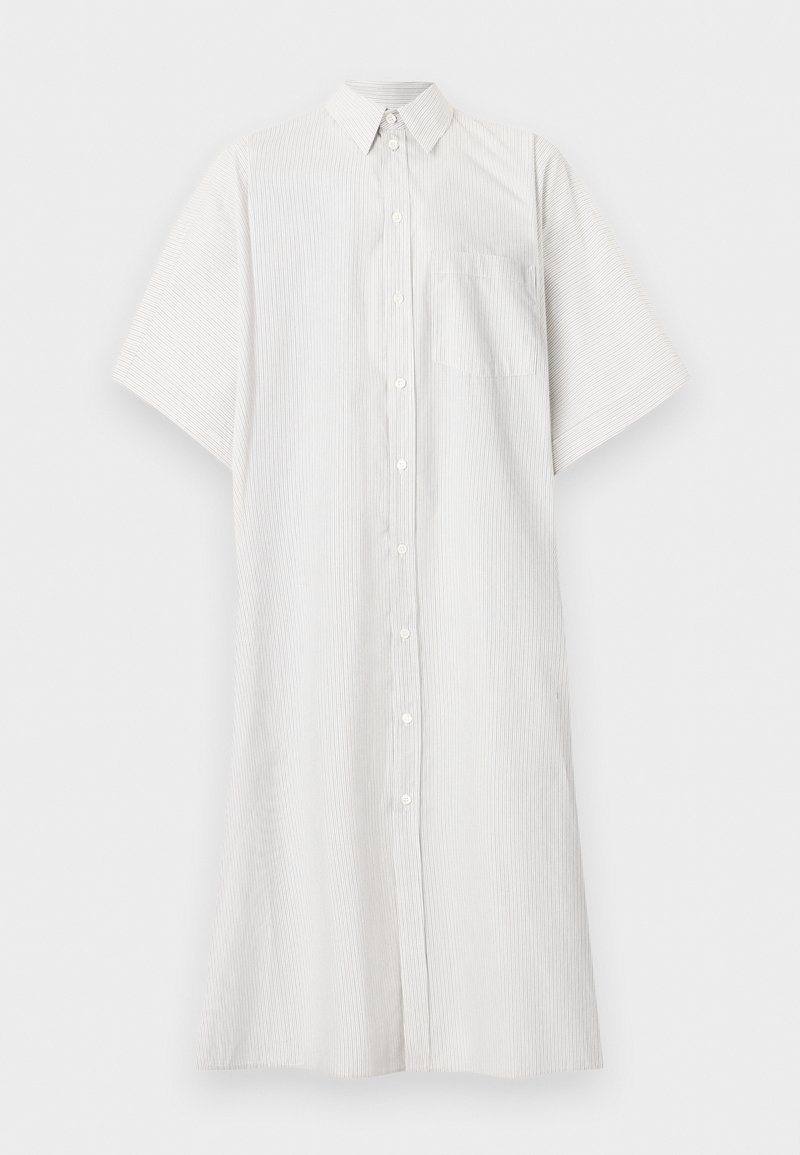 Robe-chemise blanche à manches courtes avec des rayures verticales subtiles, une poche avant et un col classique, étalée à plat sur un fond blanc.