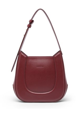 Hnědá kožená kabelka přes rameno s nastavitelným popruhem, zaobleným spodkem a malým vyraženým názvem značky na přední straně.