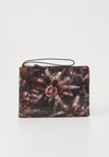 PLAY POUCH  - Alkalmi kézitáska - ha822