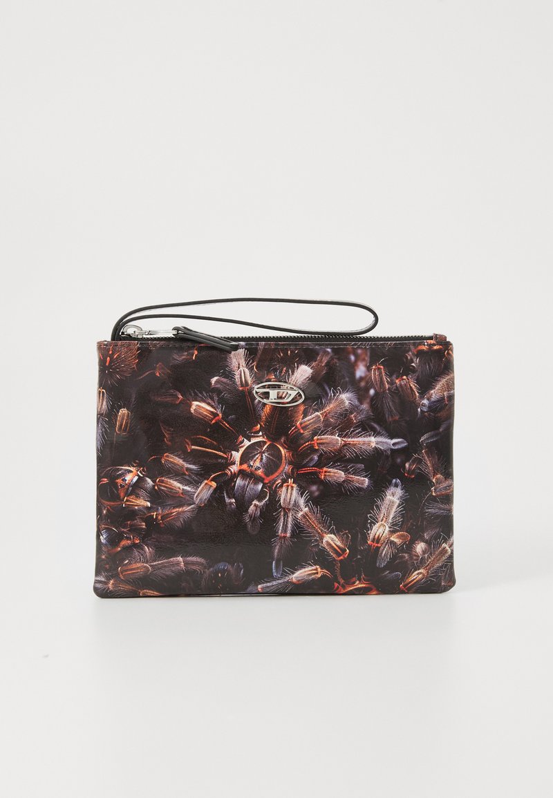 Pungă neagră cu fermoar, decorată cu un print grafic de caracteristici ale păianjenului, incluzând tonuri de roșu și maro, o curea de mână și un accent lucios cu logo.