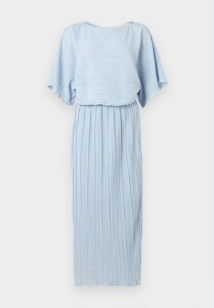 Lyseblå plisseret kjole med korte, brede ærmer og en bådudskæring, med subtile hvide prikkede lodrette striber.