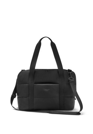 Musta pehmustettu viikonloppulaukku, jossa on kaksinkertaiset kahvat, irrotettava olkahihna, etutasku ja "Larkson Hamburg" -logo etupaneelissa.