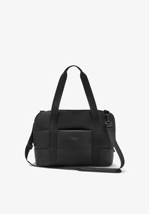 Schwarze gepolsterte Wochenendtasche mit zwei Griffen, abnehmbarem Schultergurt, Vordertasche und "Larkson Hamburg"-Logo auf der Frontseite.