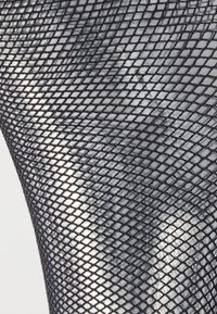 Zwarte visnetpanty's met een diamantpatroon, voorzien van een halfdoorzichtige textuur en elastische randen voor duurzaamheid en pasvorm.