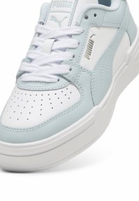 Sneakers bleu clair et blanc en cuir et matériaux synthétiques. Comprend un bout perforé, des lacets blancs et des accents de logo argentés.