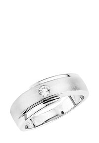 Polerad silverring med matt ytfinish, prydd med en central rund diamant och diskret gravyr, som visar en modern och slät design.