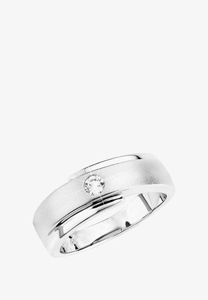 Polerowany srebrny pierścionek o matowym wykończeniu, z centralnym okrągłym diamentem i subtelnym grawerunkiem, prezentujący nowoczesny, gładki design.