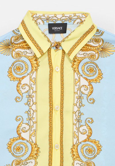 Svila košuljica ovratnik i gumbi s žutim i plavim baroknim uzorkom koji uključuje zlatne ukrasne vijuge i cvjetne detalje, vidljiva etiketa Versace.