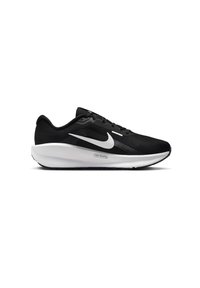 Zapatilla de running Nike en malla negra con un swoosh blanco, que cuenta con una media suela acolchada y una suela texturizada para mayor tracción.