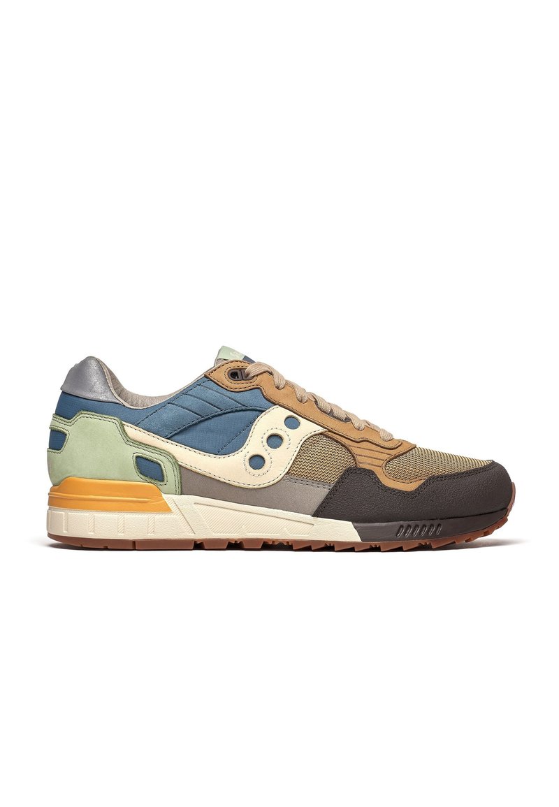 Multicolore sneaker met een mix van materialen, waaronder leer en mesh, met een ontwerp in bruin, blauw, groen en grijs en een gestructureerde zool.