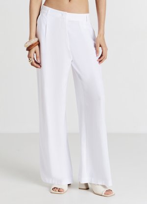 Pantalon blanc à jambes larges en tissu léger à texture lisse. Caractérisé par une taille haute et des plis à l'avant pour plus de détails.