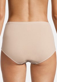 Beige, hoch sitzende Unterwäsche aus glattem, dehnbarem Stoff. Sie zeichnet sich durch ein einfaches Design und einen nahtlosen Bund für einen bequemen Sitz aus.