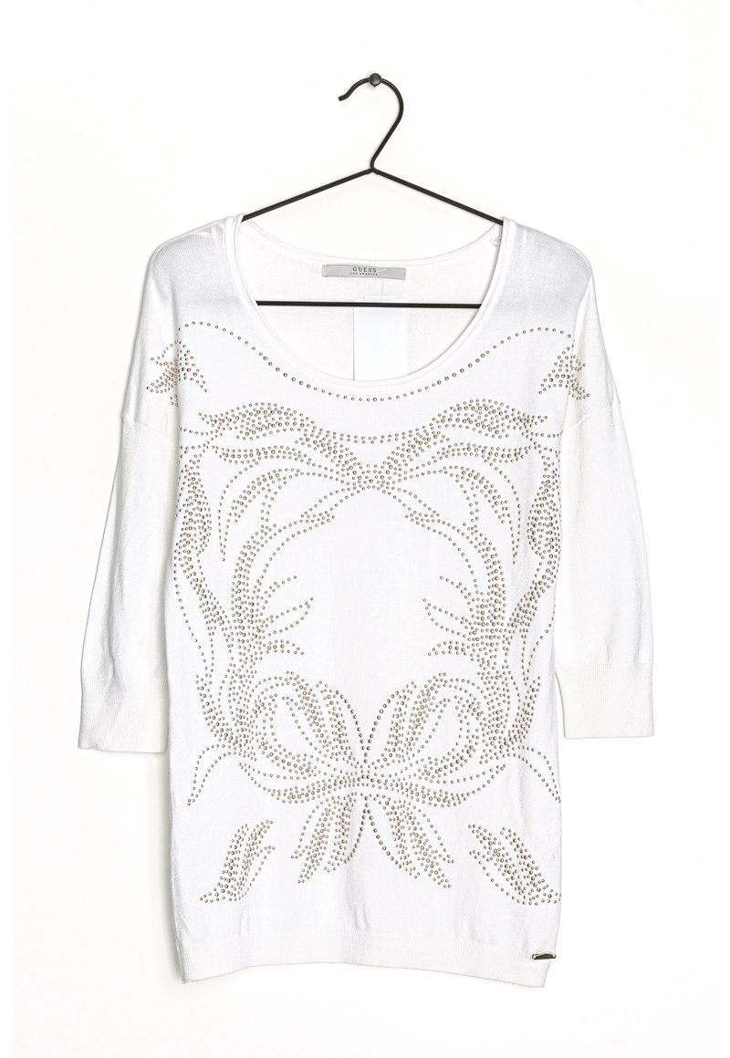 Witte trui met lange mouwen en een brede halslijn, versierd met metalen studs in bloemmotieven aan de voorkant en afgewerkt met geribbelde manchetten.