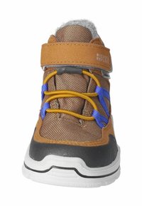 Zapatillas de tela marrón con acentos grises y negros, cordones elásticos naranjas y un cuello de forro polar gris para mayor calidez y comodidad.