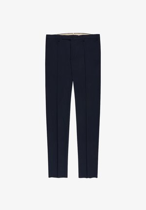 Pantaloni blu navy in tessuto intrecciato, con vestibilità su misura, due tasche frontali e due tasche posteriori, con una texture liscia e dettaglio di pieghe.