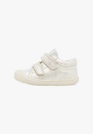 Silberne Ledersneaker mit zwei verstellbaren Klettverschlussriemen, strukturiertem Zehenbereich und weißer Gummisohle. Rundes Design für Komfort und Halt.