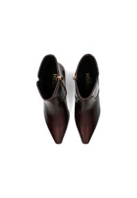 Botas de cuero marrón hasta el tobillo con puntera afilada, que cuentan con una cremallera lateral y un acabado suave. El diseño tiene un ligero tacón y no presenta patrones visibles.