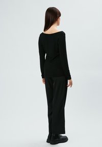INFLUENCER U-NECK  - Longsleeve - black