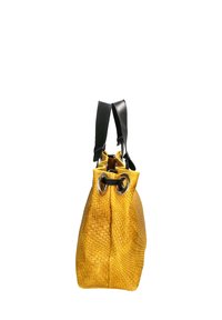 Borsa a tracolla intrecciata gialla con superficie testurizzata, tracolle in pelle nera e accenti metallici circolari all'apertura. Design compatto e strutturato.