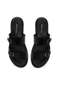 Zwarte teenslippers met twee verstelbare banden en metalen gespen. Gladde synthetische bovenkant en gestructureerde voetbed voor comfort.