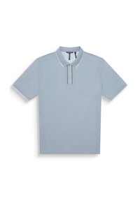 Polo shirt bleu clair avec un col, doté d'une courte patte de boutonnage avec trois rayures et des accents blancs le long du col et des manches.