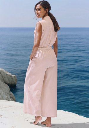 Hellrosa, ärmelloser Jumpsuit mit einem knöpfbaren Kragen, elastischem Bund und weiter Beinöffnung. Naturstoff mit weicher Textur.