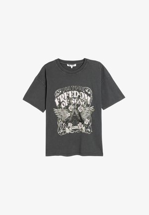 Grijze katoenen t-shirt met een graphic print van een gitaar met vleugels en rozen, tekst "USA Tour" en "Freedom of Song" in contrasterende kleuren.
