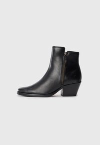 Must musta ankle saapad terava ninaga, külgzipperiga ja paksu kontsaga. Sile tekstuur ja minimalistik disain.