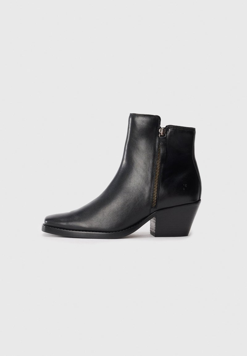 Must musta ankle saapad terava ninaga, külgzipperiga ja paksu kontsaga. Sile tekstuur ja minimalistik disain.