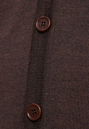 Bruine gebreide cardigan met twee donkerbruine knopen. De stof heeft een fijne textuur met een consistent patroon door het hele kledingstuk.