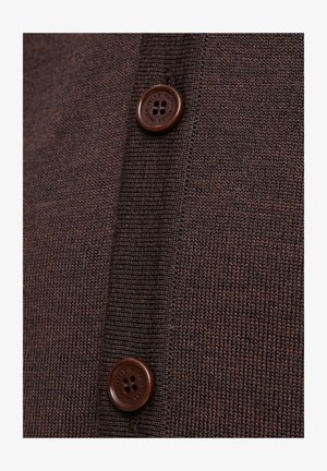 Cardigan in maglia marrone con due bottoni marroni scuri. Il tessuto ha una finitura fine con un motivo uniforme su tutta la superficie.