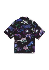 Camisa de manga corta de tela negra, con patrones florales coloridos en púrpura, azul y verde, y un diseño de cuello relajado.