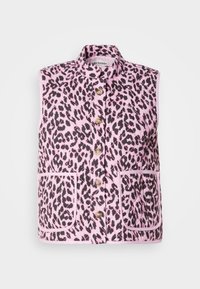 Μεταξοτυπωμένο χωρίς μανίκια γιλέκο σε ροζ χρώμα με μαύρο λεοπάρ σχέδιο, με χρυσά κουμπιά, δύο μπροστινές τσέπες και αντίθετο φινίρισμα.
