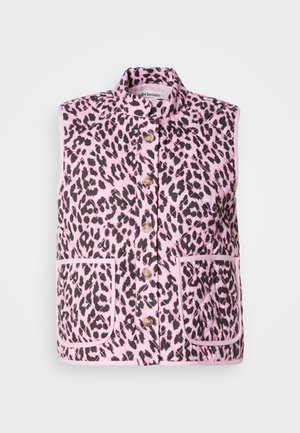 Rózsaszín, fekete leopárdmintás, steppelt ujjatlan mellény, arany gombokkal, két elülső zsebbel és kontrasztos díszítéssel.