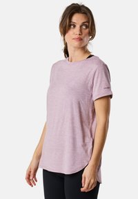 T-shirt atletico viola chiaro con maniche corte, scollatura rotonda e orlo curvato. Realizzato in un tessuto morbido e testurizzato.