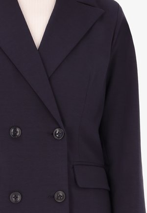 Blazer blu navy doppiopetto con revers a punta, due bottoni neri e tasca frontale; realizzato in tessuto morbido con una leggera lucentezza.