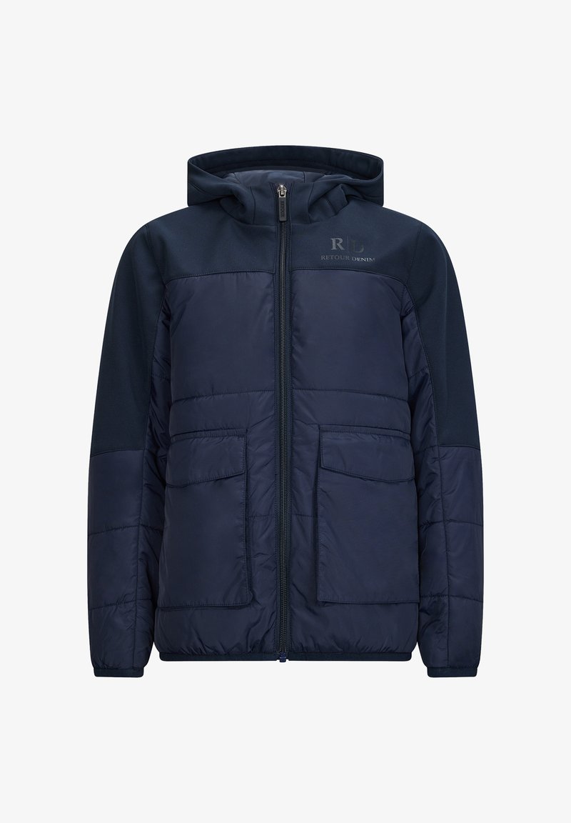 Granatowa pikowana kurtka z kapturem, z zamkiem błyskawicznym, dwiema przednimi kieszeniami i kontrastującymi teksturowanymi ramionami. Ozdobiona logotypem na piersi.